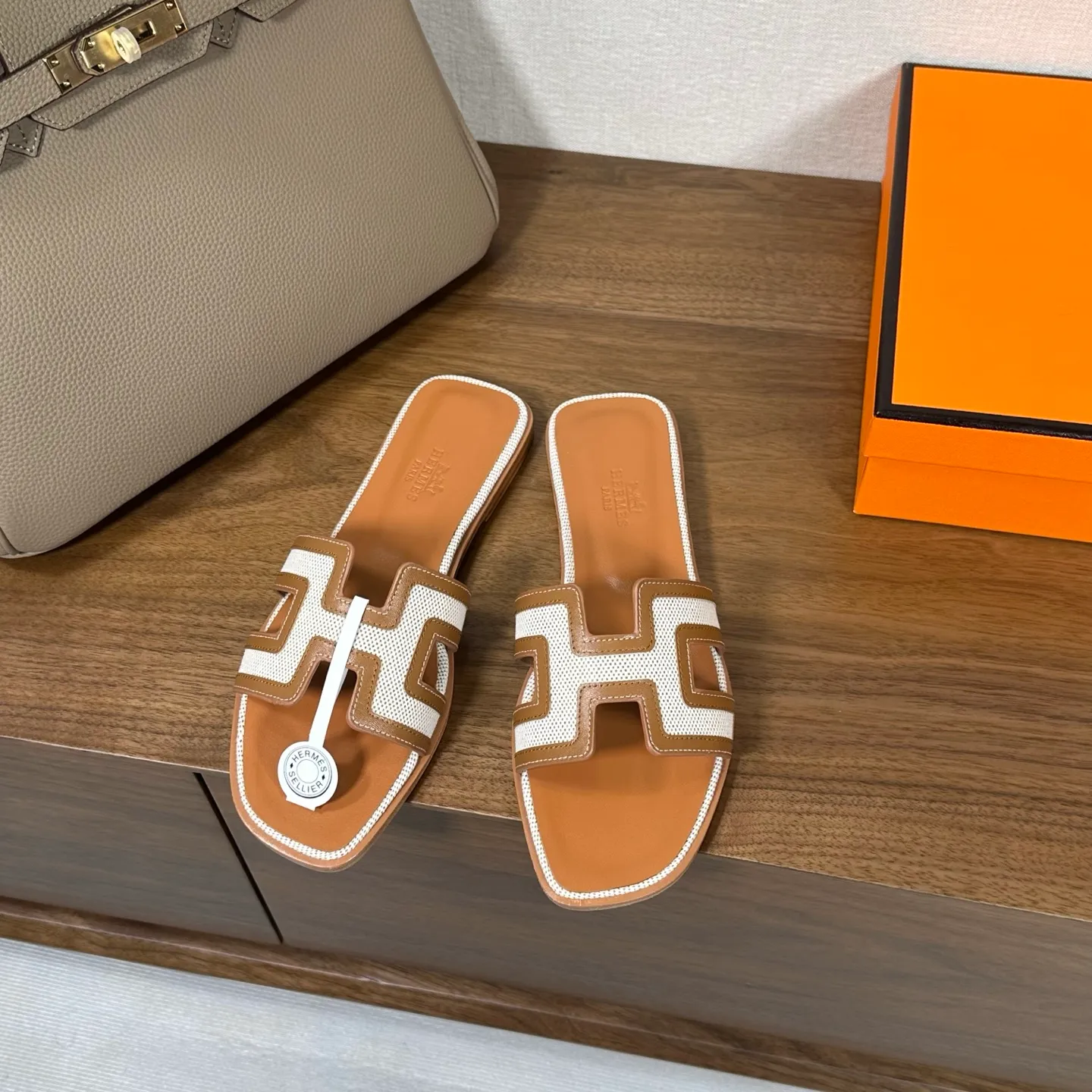 👟👟Ex-factory price 440👟👟 Hermes Hermes H slippers Oasis sandals series——————————Fashionable and versatile Super comfortable Every detail is made to the extreme Original swift calfskin Original 1:1 exclusive private mold upper/original leather outsole ▪️Packaging: Each pair of shoes comes with packaging ▪️SIZE: 35~42 (.40.41.42 customization is non-refundable and non-exchangeable)